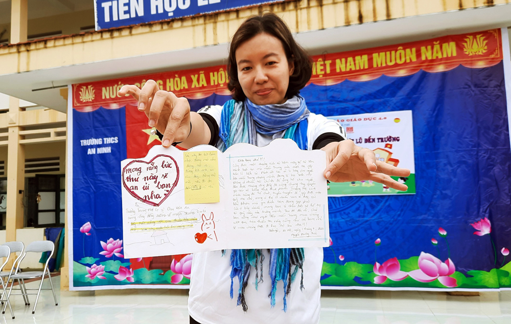 Cô Trịnh Diệu Hằng và đoàn công tác trao những cánh hạc và bưu thiếp đến học sinh Trường Trung học cơ sở An Ninh và Tiểu học Hiền Ninh (huyện Quảng Ninh, tỉnh Quảng Bình)